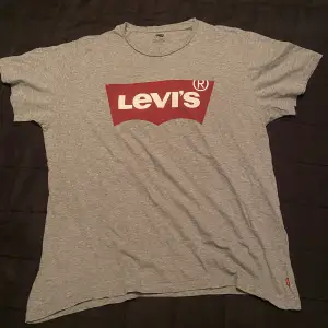 Levis T-shirt, sitter bra, storleken är dock lite större än L känns det som. Ordinarie pris är 300kr