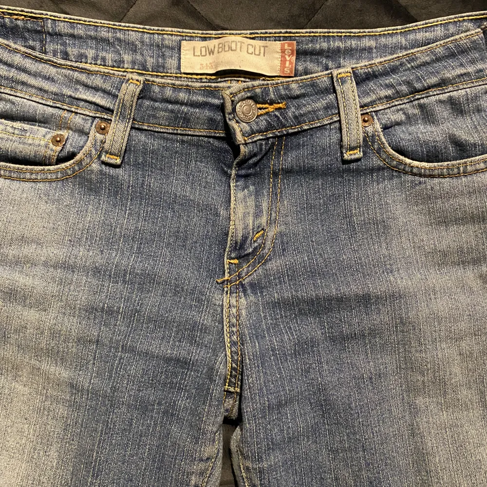 Säljer mina ascoola lågmidjade vintage jeans från Levis!! De är väldigt unika❣️Midjan är smått insydd av en sömmerska. Jeansen är i storlek M, men skulle säga att det kan variera. Jag är 169 cm lång! Pris kan diskuteras vid snabbt köp💋💋💋. Jeans & Byxor.