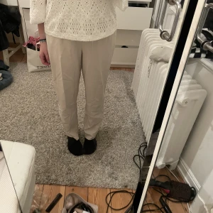 Kostymbyxor - Sååå fina beiga kostymbyxor i rak modell som sitter så fint! Helt oanvända❤️‍🔥
