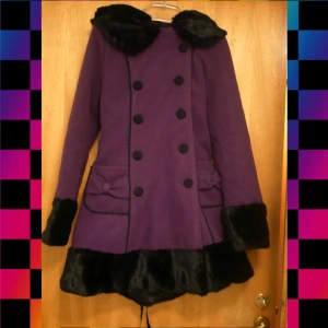 Hellbunny kappa - En lila hellbunny kappa med justerbar korsett-rygg. Bara använt ett fåtal gånger, men är i jättebra skick. Väldigt varm och bekväm, bra för svensk vinter och vår :)