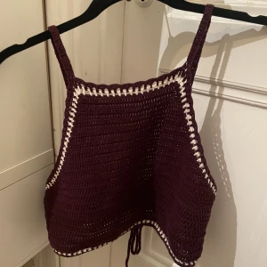 Topp - Fin virkad topp i underbar vinröd färg☺️