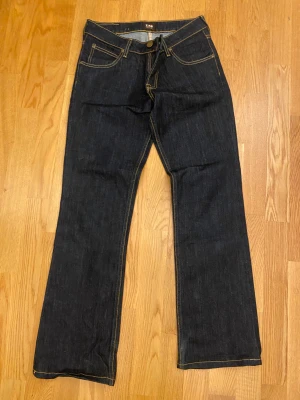 Lågmidjade jeans  - Mid rise jeans från märket Lee. Rak/bred modell. Ny skick 💕