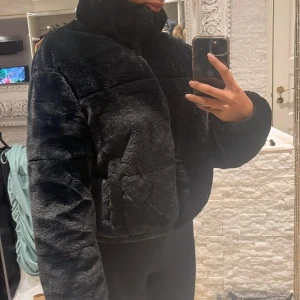 Pälsjacka svart - Svart pälsjacka i storlek 34. 