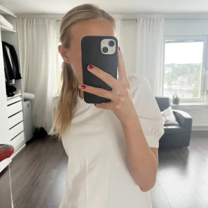 Jättefin vit T-shirt ❕🤍 - Verkligen så söt tröja från vero Moda med puffiga ärmar 👀 knappt använd! Ordinarie pris är ca 180kr