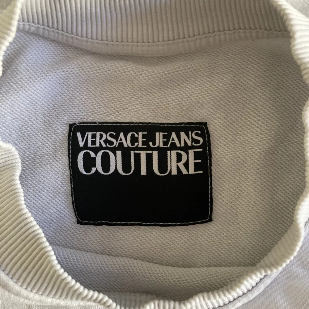 Säljer nu min vercase couture tröja pågrund av ingen användning. Köpt från johnells för 2000kr. Inga fläckar som man kan se. Priset kan diskuteras. Kan bytas mot något. Den är såklart äkta och den är verifierad äkta med CLG . Tröjor & Koftor.