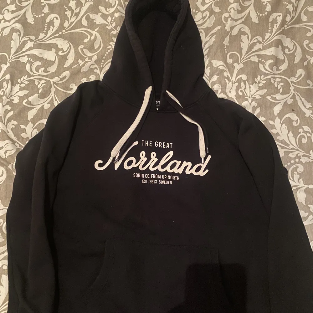 Dirtcult hoodie l  Svart Norrland hoodie m  Rosa Norrland hoodie m   Säljer alla tre för priset. Hoodies.