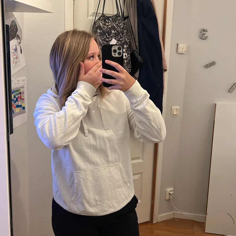 Säljer denna huvtröja pågrund av att jag inte gillar passformen så mycket, den har använts få gånger. Köpt på Cubus. Hoodies.