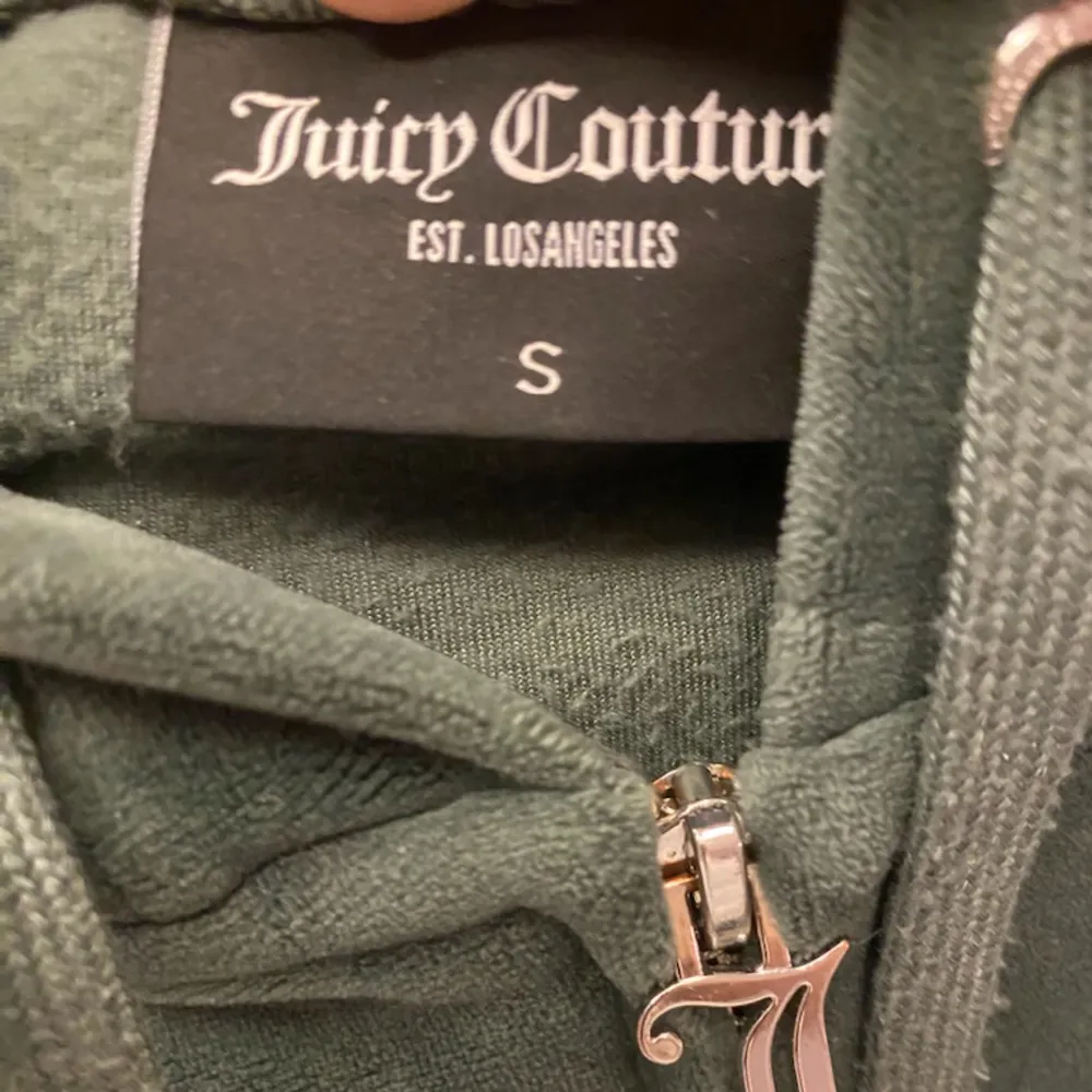Jag säljer denna juicy couture koftan i strl s då den är lite stor och jag vill köpa en annan i någon annan strl! 😊. Tröjor & Koftor.