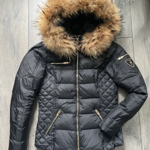 Jacka  - Mycket fin skick , nästan som ny  Äkta päls 