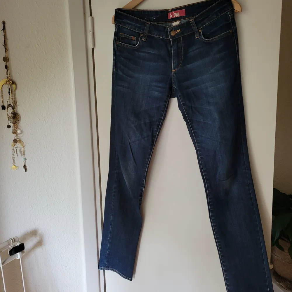 Snygga inslitna jeans 28