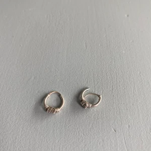 Örhängen silver hoops - Små hoops- örhängen i silver med dekorativa detaljer. Sparsamt använda, som nya! 