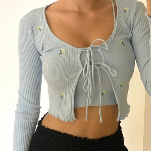 Blommig topp - Matchande linne och kofta från bershka. Sitter ej fast så går att använda med annat linne/kofta. Inte använd.