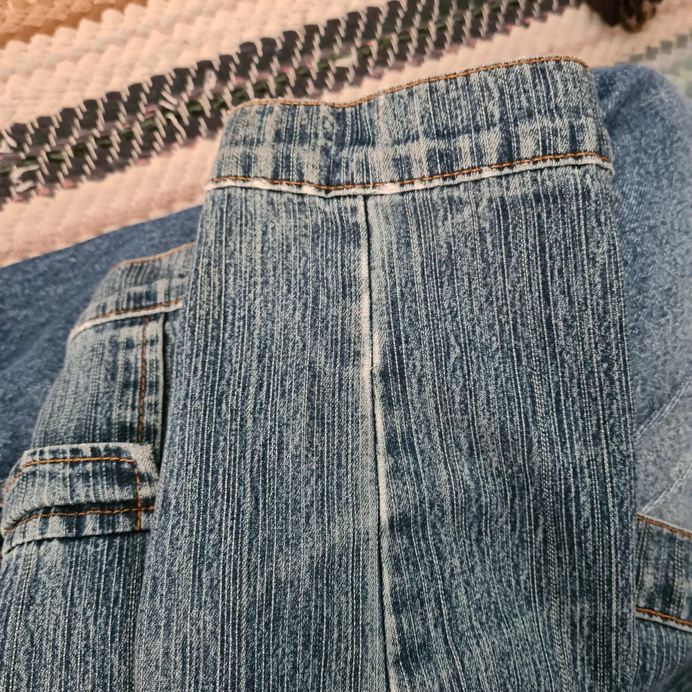 Jättefin jeansjacka med snygga fickor! Använd väldigt lite av mig, skick - 7-8/10. Köpt på plick, är inte så tjockt jeanstyg🌈 Står xl i storleken men stämmer inte alls. Märke: new jeans. Jackor.