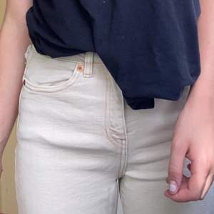 Midwaisted jeans ifrån lager 157 i modellen ”lane”, köpta för 300kr, säljer för 150 inklusive frakt🫶🏻 inga slitage jeansen är kort i modellen. Kontakta för fler bilder eller frågor!🤍(säljer pga JAG inte passade så bra i modellen, hoppas någon annan gör de❣️
