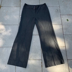 Kostymbyxor  - Säljer dessa fina kostymbyxor då de är alldeles för stora på mig. De är svarta/väldigt mörkgrå och i bra skick.  Inte jag på bilden! Skriv om eventuella frågor eller vid intresse.❤️