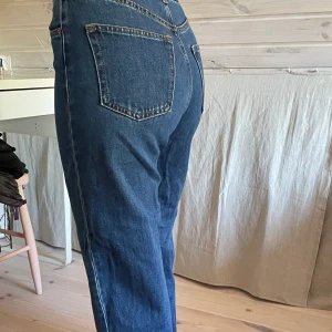jeans - highwaist jeans från monki, går precis ner till fötterna på mig som är 155cm. storlek w24, frakt tillkommer💙