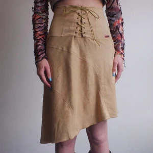 Kjol med snörning - Såå cool kjol med snörning i fake-mocka💛 Den har ett litet hål i dragkedjan, se sista bilden, men det syns inte när man har på sig den. Det har varit så hela tiden som jag haft kjolen och hålet har inte blivit större. XS/S. Frakt tillkommer💫