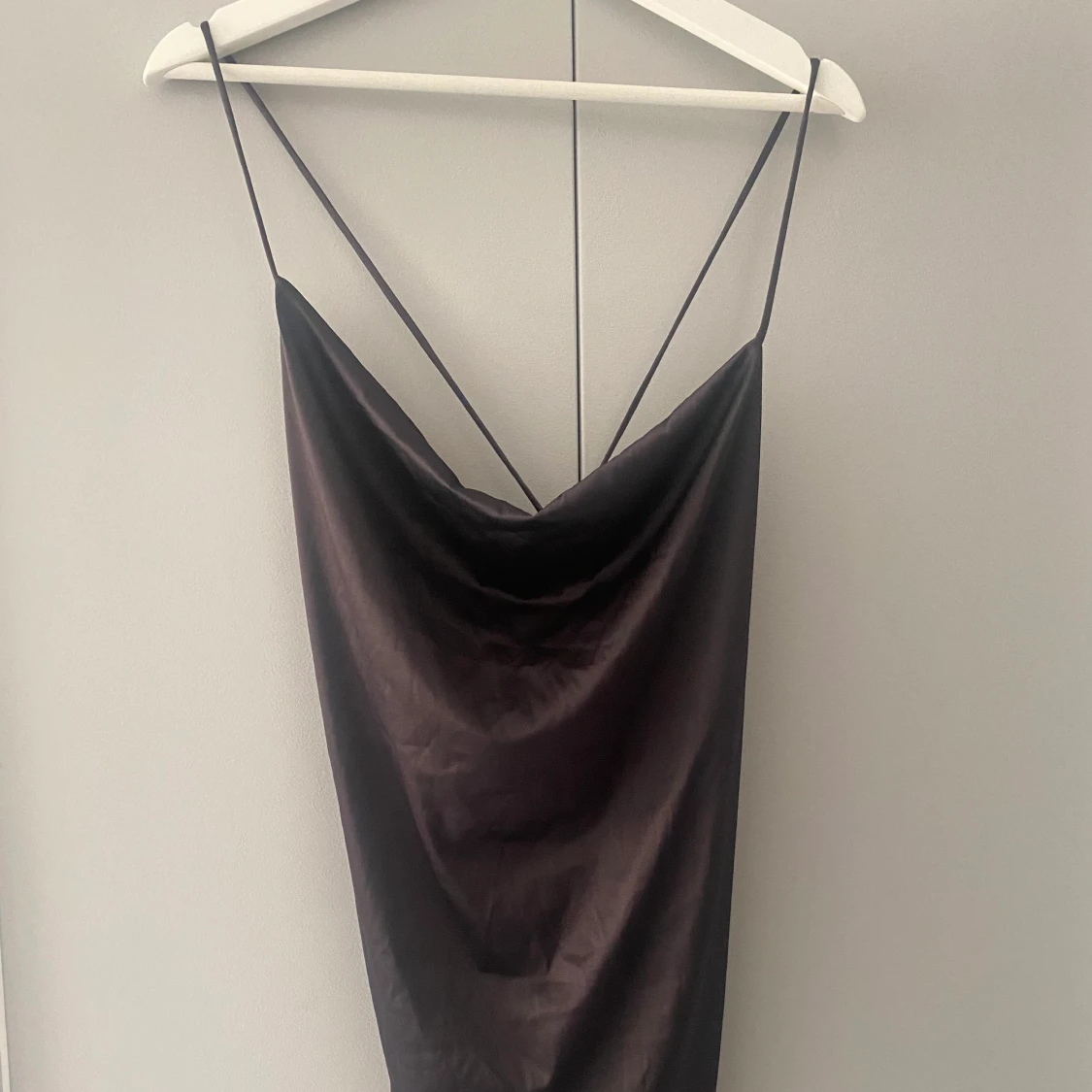 Svart satinklänning