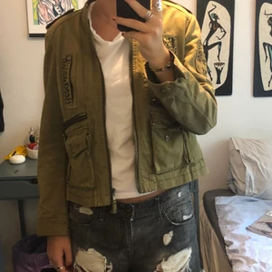 Grön jacka!  - Perfekt gröna höstjackan med nitar nu till skolan! Ah så fin med svarta nitar vid fickorna, originellt från zara men kööpt flera år sedan! ❣️