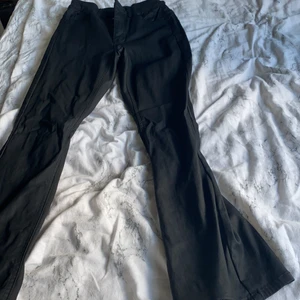 Byxor  - Flare byxor som är lite mer åt skinhållet, använda ett fåtal gånger men är ganska korta i modellen. Fint skick! Bara att höra av er för frågor eller behov av fler bilder❤️