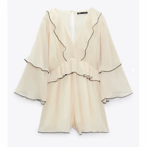 Kort jumpsuit med volanger  - Aldrig använd, lappar fortfarande på! 