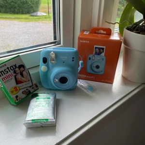 Instax mini 11 - Sky-Blue Instax mini 11 instant camera, medföljer ett packet med 10 bilder + 10 bilder kvar i kameran. Säljer då den inte kommer till användning