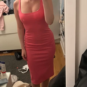 Zara klänning - Jättefin rosa klänning från zara, tror den är slutsåld, jag har aldrig använt den endast testat. Köparen står för frakten❤️