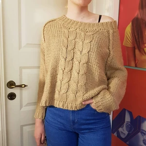 Stickad brun tröja - Mysig stickad brun tröja med flätor. Storleken är L men jag skulle säga att den lutar mer åt M, iallafall när det kommer till ärmarna.