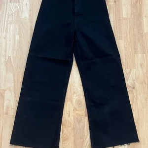Stradivarius jeans  - Man kan knappt se de men lovar att dom är snygga  Hög-midjade  Bootcut/flared Knappt använt de 