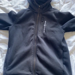 Sail racing kofta!  - Säljer denna sailracing koftan då den inte kommer till användning, har ett litet hål där bak men d. Köpt för 1200 och säljer för 500 då det finns ett litet litet hål på baksidan men det syns inte när man har på den. Kom privat ifall ni vill ha mer bilder!