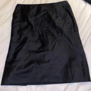 Säljer denna helt oanvända svarta kjolen från Filippa K i strl XS med lappen kvar och allt då den bara legat i garderoben och passar nu inte mig! Orginalpris 1400 kr!!! Meddela ifall du är intresserad!!❤️‍🔥⚡️😍