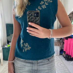 Stickad blå - Så fin stickad blå tröja med inbroderade pärlor från zara! Jätteskön och så snygg till kallare tider🫶🏽 strl L men är själv en S på passar flera storlekar, köpare står för frakt
