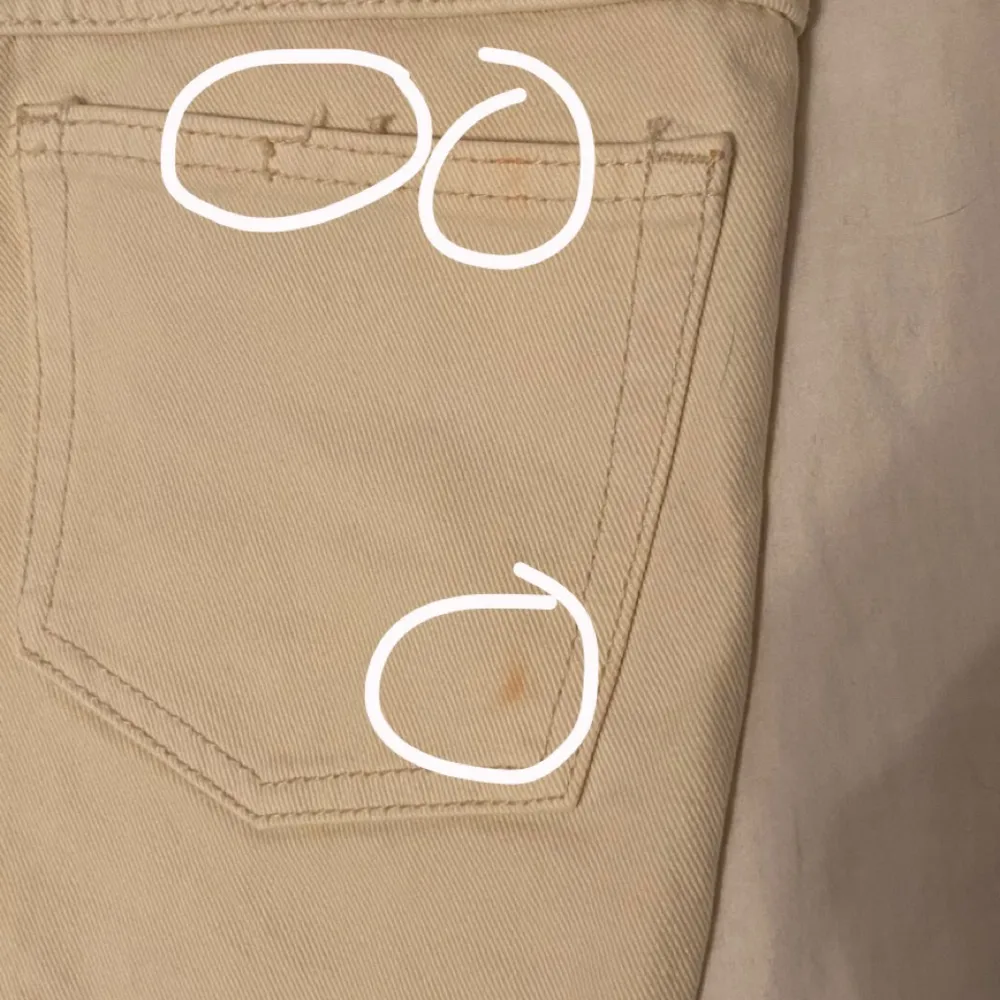 Ett par vit/creme lågmidjade jeans från Brandy Melville. Ganska säker på att de inte finns kvar. Några väldigt små fläckar och slitningar på ena fickan som visas i tredje bilden. Annars i väldigt bra skick och bara använd ett fåtal gånger . Jeans & Byxor.