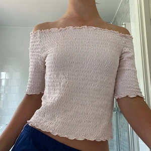 Xs  - Super gullig liten topp/linne från HM. Super fint och bra skick, andvänt 2 gånger och kommer inte mer till andvändning. Den är stretchiga och skön att ha på sig. 