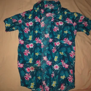 Ny Hawaii skjorta  - Helt ny bara använd vid ett tillfälle på temafest, som sagt helt ny skjorta, rolig & färgglad. Så snygg att ha öppen över något enfärgat. 