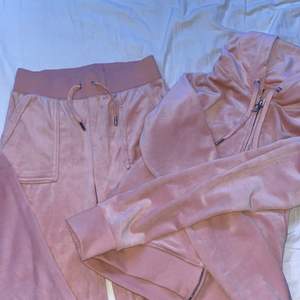 Hej! Säljer mitt rosa juicy sett, tröjan är i storlek S och byxorna är i storlek XS, de är aldrig använt och byxorna har fickor på baksidan. Fick inte med de på dem tre bilderna!💕