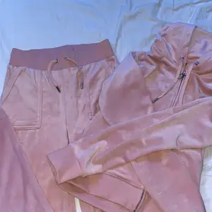 Hej! Säljer mitt rosa juicy sett, tröjan är i storlek S och byxorna är i storlek XS, de är aldrig använt och byxorna har fickor på baksidan. Fick inte med de på dem tre bilderna!💕
