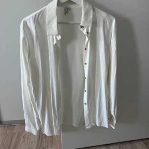 Vit skjorta  - Storlek 36 från nelly