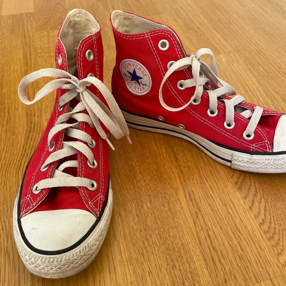 Säljer röda converse i storlek 37.5 (passar mig som har 38). Säljer skorna då de inte kommer till användning längre. Kostar 300kr exklusive frakten❤️. Skor.