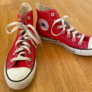 Säljer röda converse i storlek 37.5 (passar mig som har 38). Säljer skorna då de inte kommer till användning längre. Kostar 300kr exklusive frakten❤️