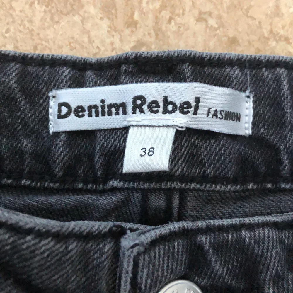 Säljer dessa skitsnygga jeans köpta på ullared då de var för små för mig och jag inte kan lämna tillbaka de. Endast provade. Har vanligtvis storlek 38 men dessa var lite små i storleken. Är du intresserad av att köpa så är det bara att skriva till mig ☺️❤️. Jeans & Byxor.