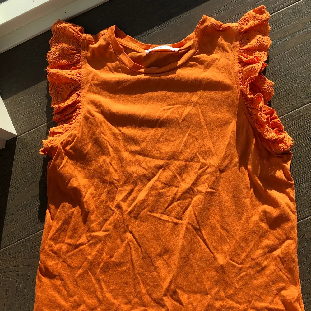 En fin tröja med volang vid armarna knappt använd ( använt 1 dag och den är köpt för någon månad sen) säljer för den är för stor🫶 ord pris 350 säljer för 100kr. Blusar.
