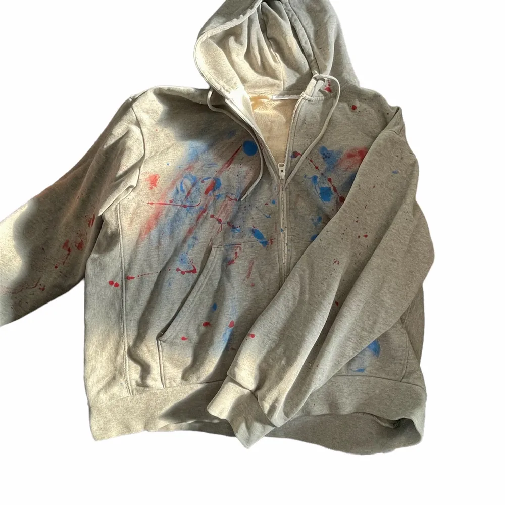 Custom paint splash zip-hoodie köpt här på plick. Aldrig använd av mig så 10/10 i skick, säljer då den var för liten. Storlek xl men sitter boxy som en liten l eller m . Hoodies.