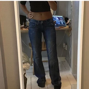 Lågmidjade jeans - Ett par mörkblåa Lågmidjade jeans från Gina Tricot som är så sjukt snygga men tyvärr blivit en aning tajta på mig som vanligtvis har storlek 27 i midjan. De är för långa på mig som är 165 och passar någon som är runt 165-180. 