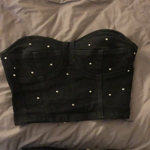 Korsett - Säljer denna fina korsett top från Zara, den är i storlek s men jag har sytt in den så den sitter som en xxs-xs. Den är lite förliten på mig därför jag säljer!! Typ aldrig använd
