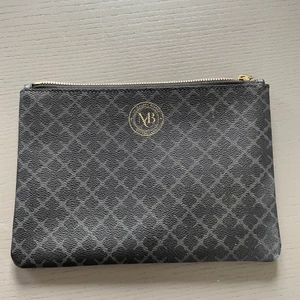By Malene Birger Clutch - En svart clutch ifrån märket By Malene Birger. Knappt använd och är i ett superbra skick💕