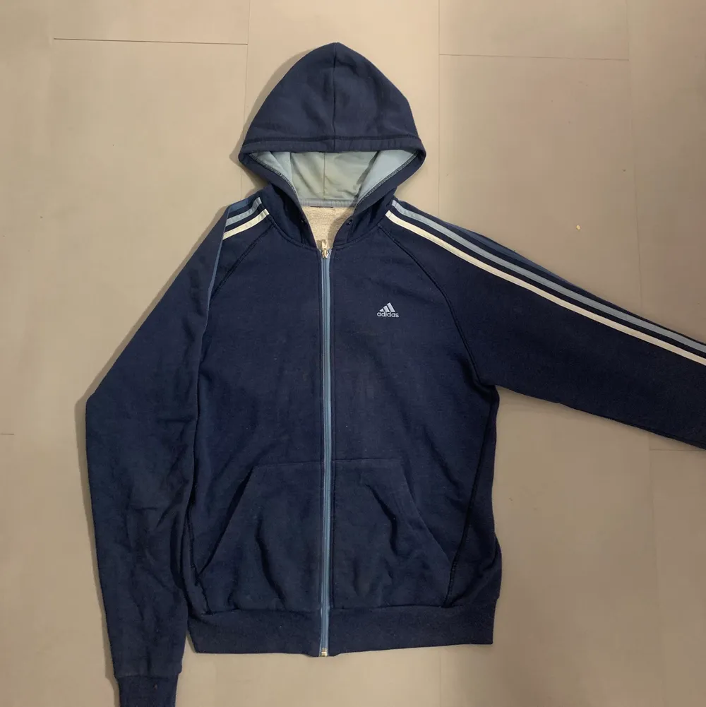 Snygg blå Adidas zipup med 3 blå nyanser på stripsen och annan färg i luvan, står ej storlek men sitter som M. Möts upp centrala Stockholm och kan anars posta!. Hoodies.