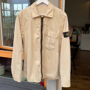 Stone Island Overshirt M - Säljer pga att jag aldrig använder den längre. Knappt använd. Storlek M