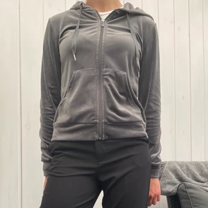 Tröja Gina Tricot - Säljer denna gråa tröja från Gina Tricot strl XS. Säljer då den aldrig används. Är flera intresserade så startar jag budgivning. Köparen står för frakten💘