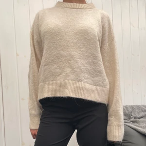 Stickad tröja Bik Bok - Säljer denna stickade tröja från Bik Bok strl XS. Säljer då den inte används. Är flera intresserade så startar jag budgivning. Köparen står för frakten💗